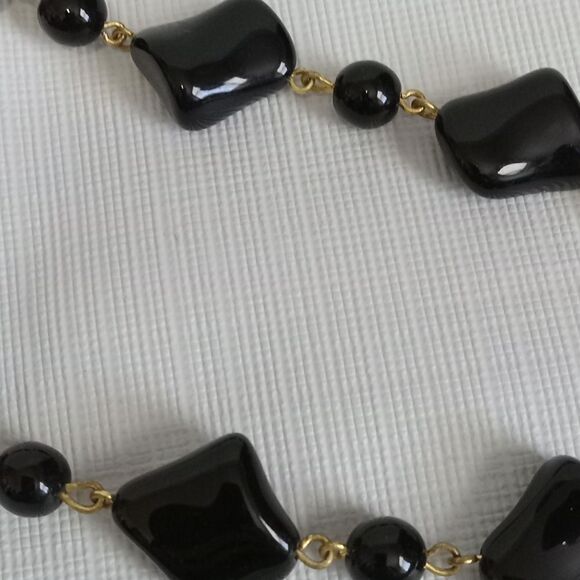 Vintage Shiny Black Faux Stone Beaded Gold Toned Links Single Strand Necklace - Picture 4 of 10